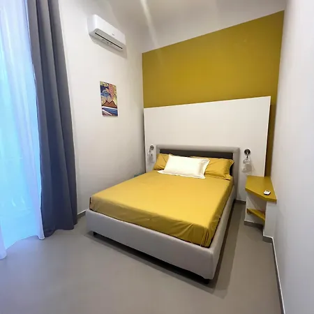 Dimora Chiaia 게스트하우스 4*